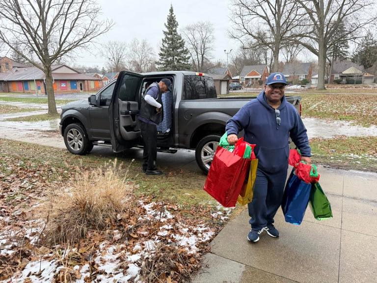 CCCoM & Sponsor Les Stanford Chevrolet spreading Holiday Cheers