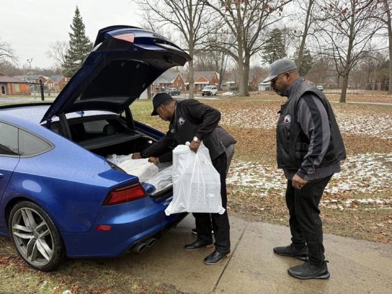 CCCoM & Sponsor Les Stanford Chevrolet spreading Holiday Cheers
